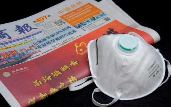 宅宅看看安全防护示意图，HTTPS加密图标和盾牌符号，蓝橙配色专业感强，数据安全可视化